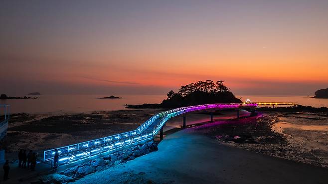 보령 9경 중 하나인 무창포에서도 '낙조 5경' 중 하나로 꼽히는 닭벼슬섬. 지난 20일에 낙조에 더해 야경 경관 조명이 더해지면서 '무창포 야경 맛집'으로 떠오르고 있다. / 이건송 영상미디어 기자