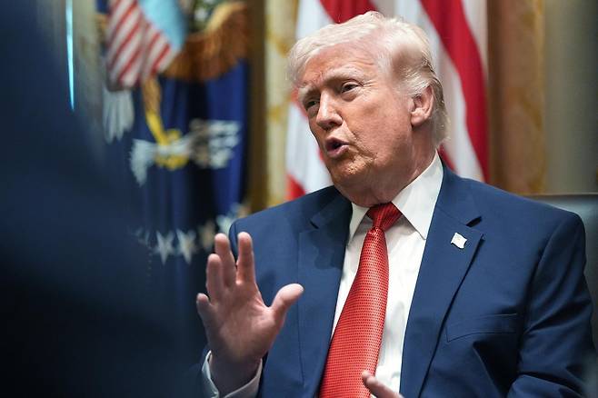 트럼프 대통령이 26일(현지 시간) 워싱턴 백악관에서 “다음 달 6일까지 이란 발전소 공격을 유예한다”면서도 이란이 미국과 합의하지 않으면 “맹공에 직면할 것”이라고 위협했다. 워싱턴=AP 뉴시스