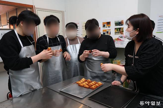25일 서울 영등포구에 있는 대안학교 ‘별의친구들’에서 경계선 지능 청년들이 직접 만든 피낭시에를 맛보고 있다. 이 학교에서는 제과제빵 등 다양한 직업 훈련을 제공한다. 김재명 기자 base@donga.com