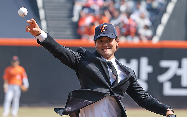 28일 대전 한화생명볼파크에서 열린 2026 신한 SOL뱅크 KBO 리그 키움 히어로즈와 한화 이글스 정규시즌 개막전에서 박찬호가 시구를 하고 있다. 뉴스1