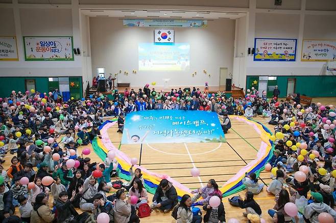 위성곤 국회의원이 3월 21일 구좌체육관에서 열린 ‘지역아동센터의 날’ 행사에 참석해 아동·학부모·지역 관계자들과 함께하고 있다. 위 의원은 28일 읍면지역 돌봄 공백 해소를 위해 지역아동센터와 경로당, 마을 유휴공간을 연계한 ‘세대통합형 돌봄’ 모델을 제시했다. /사진=위성곤 의원실 제공
