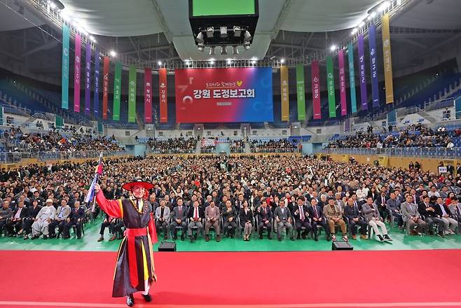 김진태 강원도지사가 28일 강릉 아레나에서 열린 '도민과 함께하는 강원 도정보고회' 강릉권 행사에 조선시대 강원도 관찰사 복장으로 등장, 주요 성과를 설명했다. 강원자치도 제공