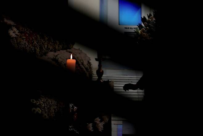 2026년 3월25일 오후 74명의 대규모 사상자가 발생한 대전 안전공업 화재 참사 희생자들의 합동분향소가 마련된 대전시청에서 시민들이 조문하고 있다.