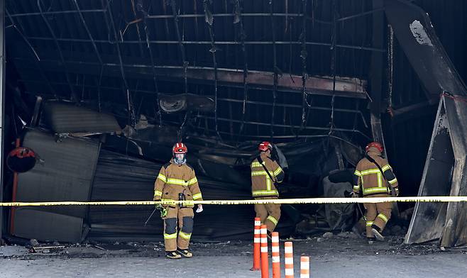 74명의 대규모 화재 사상자가 발생한 대전 대덕구 안전공업에서 119구조단이 건물 안으로 들어가고 있다.