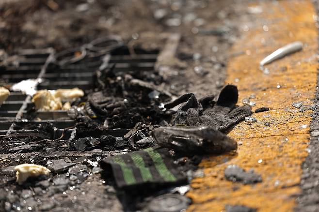 74명의 대규모 화재 사상자가 발생한 대전 안전공업 앞 배수구 인근에 불탄 안경과 장갑, 마스크 등이 놓여 있다.