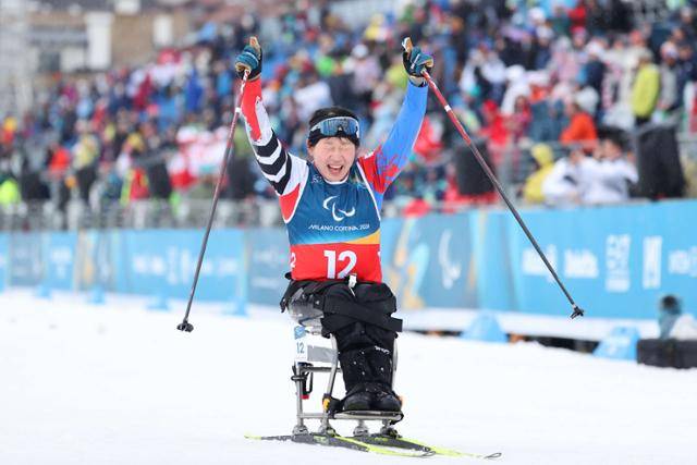 김윤지가 15일 이탈리아 테세로 크로스컨트리 스타디움에서 열린 2026 밀라노·코르티나담페초 동계 패럴림픽 크로스컨트리 스키 여자 20㎞ 인터벌 스타트 좌식에서 기뻐하고 있다. 대한장애인체육회 제공