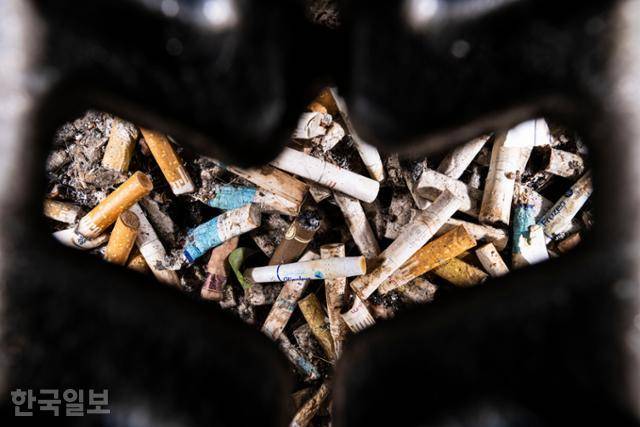 지난 2023년 6월 서울 서초구 강남역 인근 빗물받이가 담배 꽁초와 쓰레기로 가득 차 있다. 이한호 기자