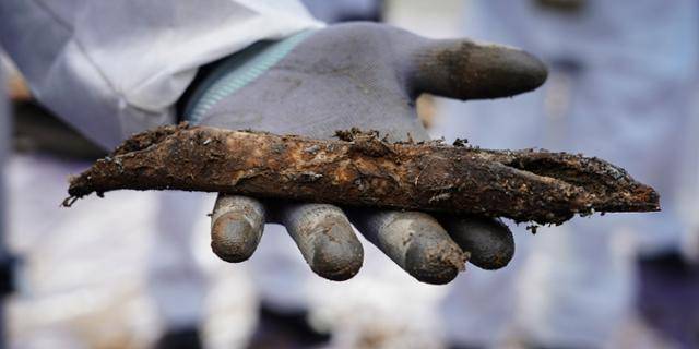 2월 26일 기체 잔해물 재조사에서 발견된 25cm 크기의 유해. 국과수 감식 결과 김유진 유가족협의회 대표 아버지의 정강이뼈로 확인됐다. 독자 제공