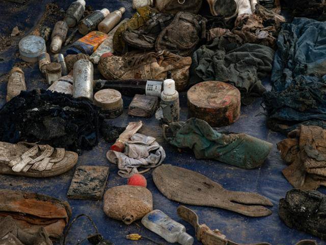 2월 27일 기체 잔해물 재조사에서 확인한 유류품 모습. 불에 다 타고 없다며 유족들을 돌려세웠던 당국의 당초 설명과는 상반되게, 마대 자루 속 물품들은 15개월 전 희생자들의 흔적을 뚜렷하게 간직하고 있었다. 무안=하상윤 기자