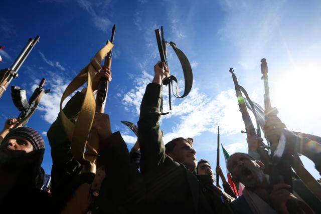 예멘 후티 반군 지지자들이 27일 사나에서 이란에 대한 지지를 주장하며 무기를 높이 들어 보이고 있다. 사나(예멘)=EPA 연합뉴스