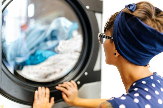 오염 가능성이 있는 세탁물은 온수로 빠는 게 좋다. /클립아트코리아