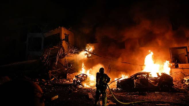 지난달 28일, 이스라엘 텔아비브에서 이란이 이스라엘을 향해 발사한 반격 미사일로 인해 발생한 화재를 진압하고 있습니다.(로이터)