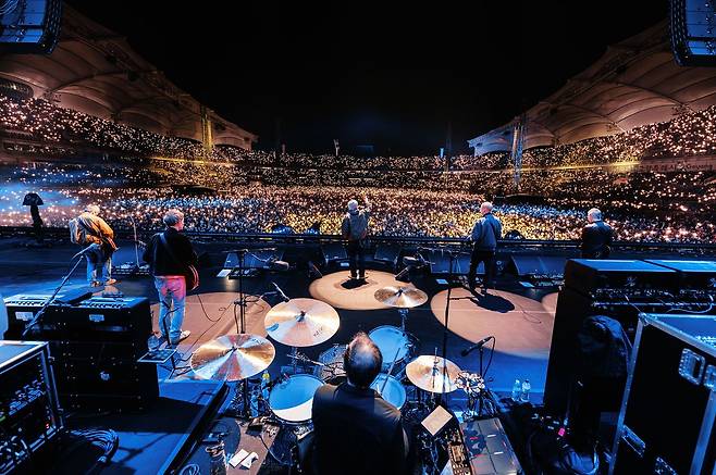 지난해 10월 21일 경기도 고양시 일산서구 고양종합운동장 주경기장에서 열린 오아시스 내한 공연 실황. 16년 만에 한국을 찾은 전설적인 그룹의 콘서트를 보려는 팬들로 4만3000석 전석이 일찌감치 매진됐다. [사진 라이브네이션코리아]