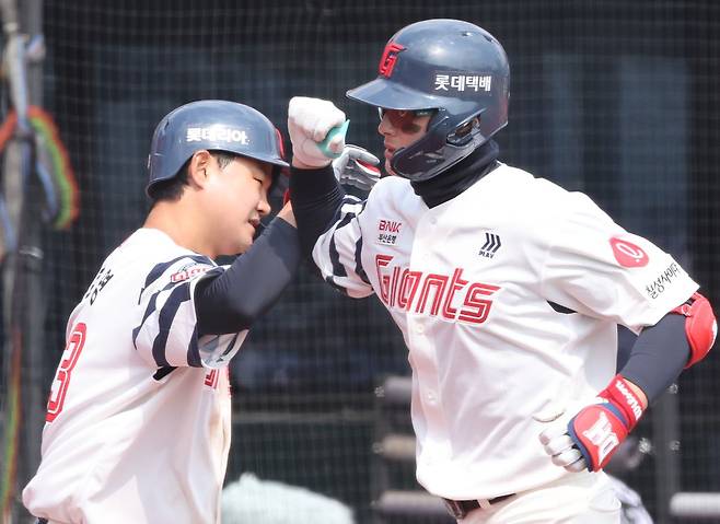홈런을 치고 홈으로 들어오는 롯데 윤동희(오른쪽). 연합뉴스