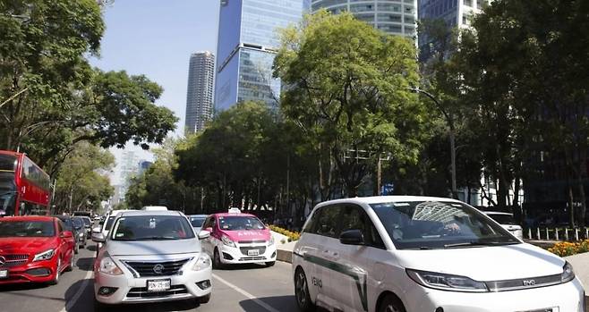 멕시코의 시내를 중국의 대표 전기차인 비야디(BYD)가 달리고 있다. /AP연합