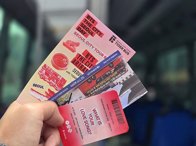 서울시티투어버스 중 'BTS THE CITY SEOUL DAY TOUR BUS'를 타면 해당 기념품들을 받을 수 있다. /사진=이정우 기자