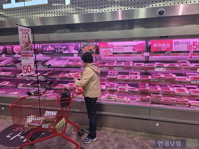 지난 26일 서울 중구 소재 대형마트에서 소비자가 장을 보고 있다./사진=박수림 기자