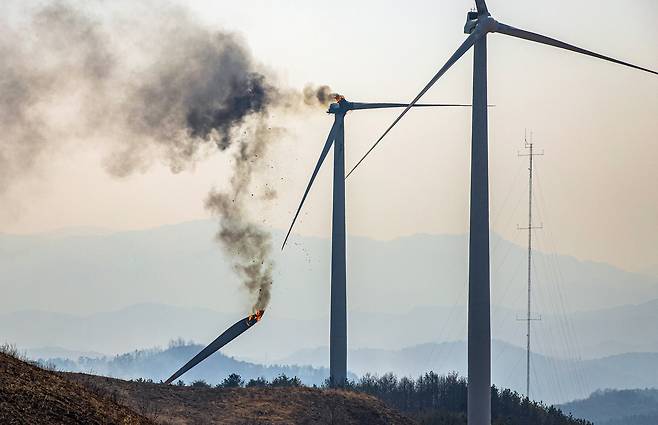 경북 영덕군 영덕읍 창포리 풍력발전단지 내 풍력발전기에서 23일 발생한 화재로 파손된 발전기 프로펠러가 추락하고 있다. 이 화재로 발전기를 정비하던 작업자 3명이 숨지고 인근 야산으로 불길이 번졌다. 연합뉴스