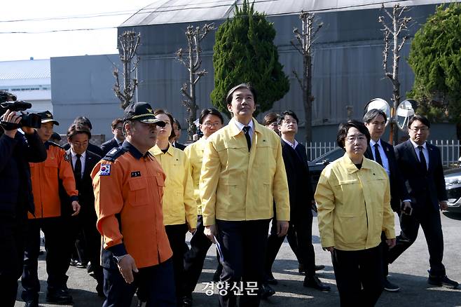 조국 조국혁신당 대표가 3월 23일 14명의 사망자가 발생한 대전 안전공업 화재 참사 현장을 찾아 사고 건물을 살펴보고 있다. 문재원 기자