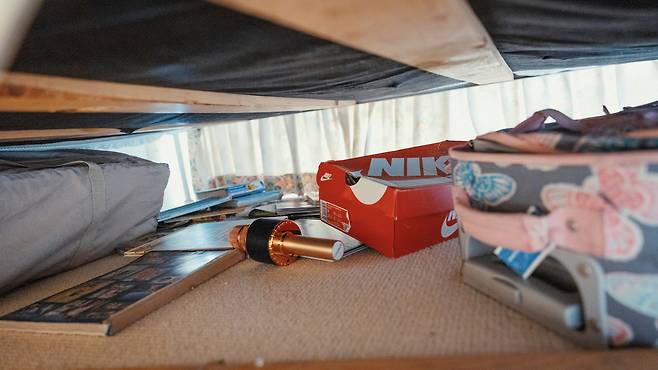 넷플릭스 다큐멘터리 <텅 빈 모든 방>이 찾은 핼리 스크럭스의 방. 침대 밑에 여행가방과 나이키 신발 박스 등이 이리저리 놓여 있다. 스크럭스는 9살이던 2023년 3월27일 미국 테네시주 커버넌트 학교 총격 사건으로 사망했다. 넷플릭스 제공