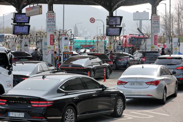지난 26일 서울 서초구 만남의광장 주유소에서 차량들이 주유를 위해 줄지어 대기하고 있다. 사진은 기사 내용과 직접적인 관련이 없음. 연합뉴스