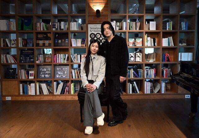 댄스시어터샤하르의 창작발레 ‘안네 프랑크’에 출연하는 발레리나 스테파니 김과 발레리노 정민찬. 두 사람은 가수와 뮤지컬배우로도 활발하게 활동 중이다. 최현규 기자