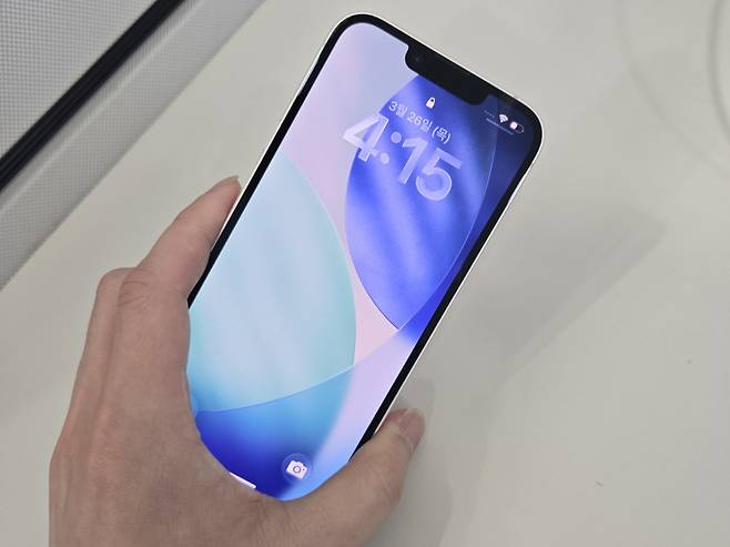 다이나믹 아일랜드 대신 노치가 적용된 아이폰 17e./사진=이찬종 기자