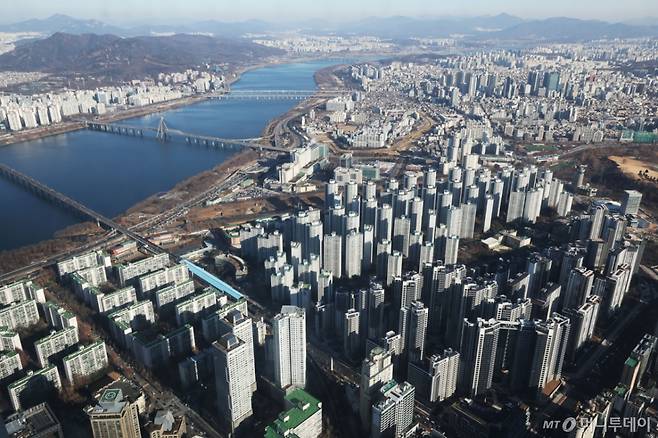 서울 송파구 롯데월드타워 서울스카이에서 아파트 단지가 보이고 있다./사진제공=뉴스1