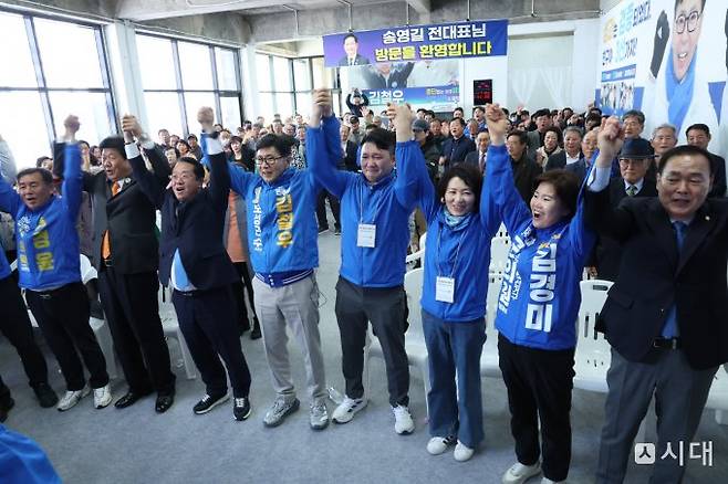 김철우 후보와 지지자들이 두팔을 높이 들고 화이팅을 외치고 있다./사진=홍기철기자