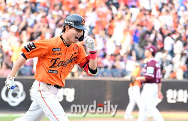 2026년 3월 28일 오후 대전 한화생명볼파크에서 열린 ‘2026 신한 SOL KBO리그' 개막전 키움 히어로즈와 한화 이글스의 경기. 한화 심우준이 8회말 2사 1.2루서 동점 3점 홈런을 친 뒤 기뻐하고 있다./대전 = 유진형 기자