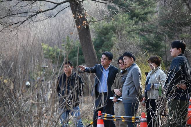 노원철쭉제를 앞두고 현장을 살피는 오승록 노원구청장과 간부들