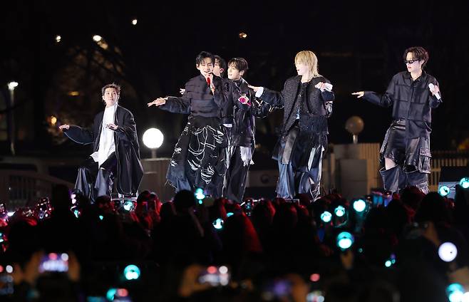 그룹 방탄소년단(BTS)이 지난 21일 서울 광화문 광장에서 정규 5집 ‘아리랑’(ARIRANG) 발매를 기념해 무료 공연 ‘BTS 컴백 라이브: 아리랑’(BTS THE COMEBACK LIVE｜ARIRANG)을 열고 있다. [연합뉴스]