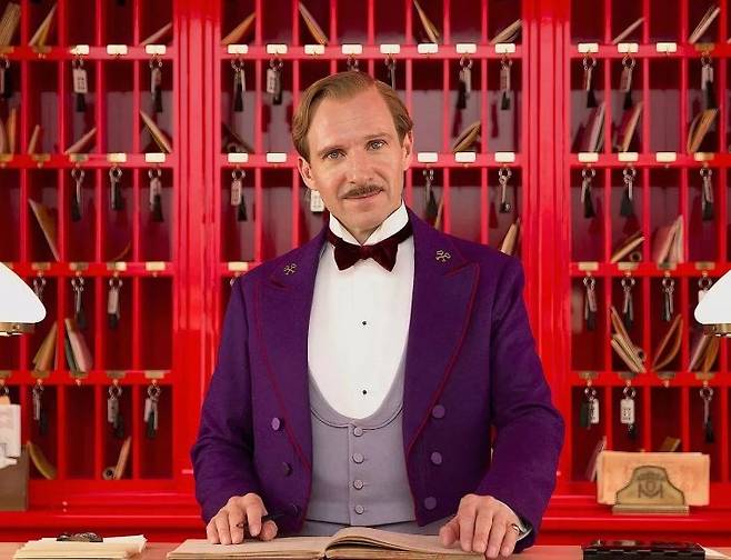 영화 ‘그랜드 부다페스트 호텔’ 속 구스타브가 지키고자 했던 것은 직업적 자부심이나 개인적 신념을 넘어, 이미 무너지고 있는 세계가 더 이상 유지될 수 없다는 것을 알면서도 스스로 지키고자 하는 질서와 품위, 즉 ‘그럼에도 끝까지’ 그것을 수행하려는 일종의 소신이다. 세계는 변하고 있고, 규칙은 더 이상 제 역할을 하지 않으며, 그가 속해 있던 시대는 이미 종말을 고하고 있다. 그럼에도 그는 마지막까지 그것을 ‘지키는 방식’으로 살고, 그렇게 떠난다. [영화 스틸샷]