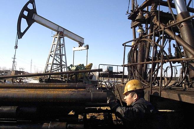 러시아 동시베리아 네프테유간스크에서 유코스 회사 소유의 유정을 보수하는 작업자들의 모습. [게티이미지]