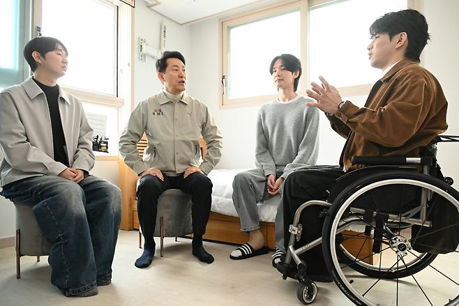 오세훈(왼쪽 두 번째) 서울시장이 27일 서울 강동구의 위국헌신 청년주택을 찾아 청년들과 이야기하고 있다. [서울시 제공]