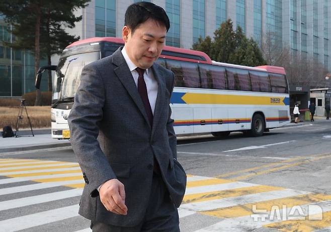 [서울=뉴시스] 조성봉 기자 = 장동혁 국민의힘 대표가 26일 오전 서울 여의도 국회에서 통근버스를 타고 출근하고 있다.(공동취재) 2025.03.26. photo@newsis.com.