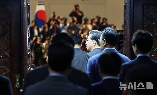 [서울=뉴시스] 김명년 기자 = 장동혁 국민의힘 대표 등 지도부가 9일 오후 서울 여의도 국회에서 열린 의원총회에 입장하고 있다.  2026.03.09. kmn@newsis.com
