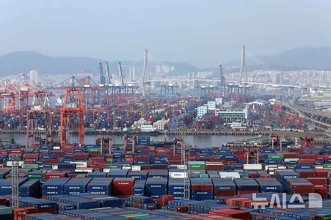 [부산=뉴시스] 하경민 기자 = 부산 남구 신선대(사진 아래) 및 감만(위) 부두 야적장에 수출입 컨테이너가 쌓여 있다. 2026.03.11. yulnetphoto@newsis.com