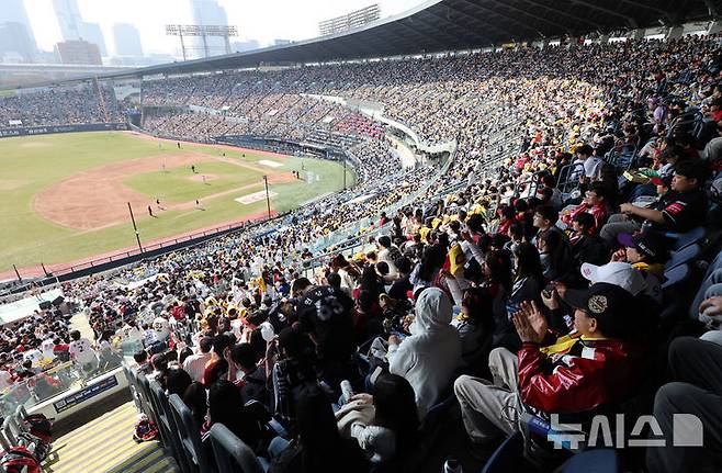 [서울=뉴시스] 배훈식 기자 = 2026 신한 SOL KBO리그가 개막한 28일 오후 서울 송파구 잠실야구장에서 열린 LG 트윈스와 KT 위즈의 경기를 찾은 만원 관중이 열띤 응원을 하고 있다. 2026.03.28. dahora83@newsis.com
