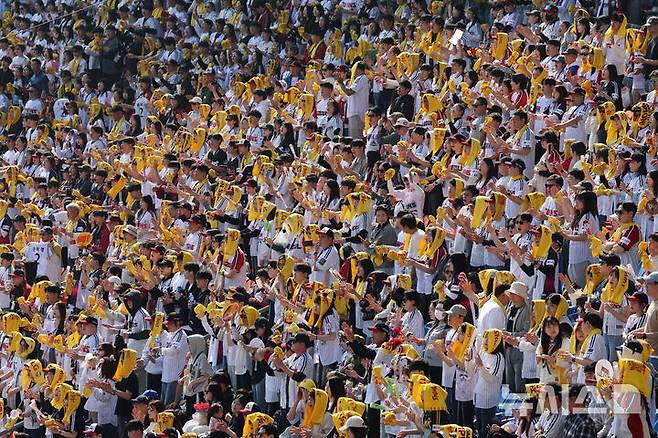 [서울=뉴시스] 배훈식 기자 = 2026 신한 SOL KBO리그가 개막한 28일 오후 서울 송파구 잠실야구장에서 열린 LG 트윈스와 KT 위즈의 경기를 찾은 만원 관중이 열띤 응원을 하고 있다. 2026.03.28. dahora83@newsis.com