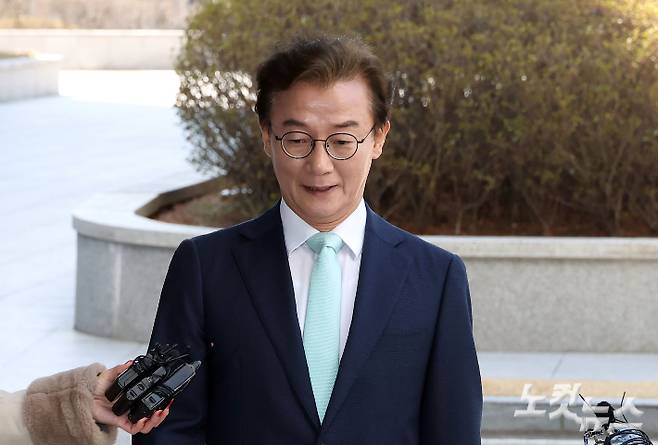 통일교 측으로부터 한일 해저터널 건설 사업 추진 등을 대가로 금품을 받은 혐의를 받는 더불어민주당 전재수 의원이 서울 서초구 정교유착 비리 의혹을 수사하는 검경 합동수사본부에 피의자 신분으로 출석하고 있다. 황진환 기자