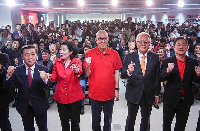 28일 박형준(중앙) 부산시장 경선 선거캠프에 백종헌(왼쪽), 김희정, 박수영(오른쪽) 의원 등이 함께했다. 캠프 제공