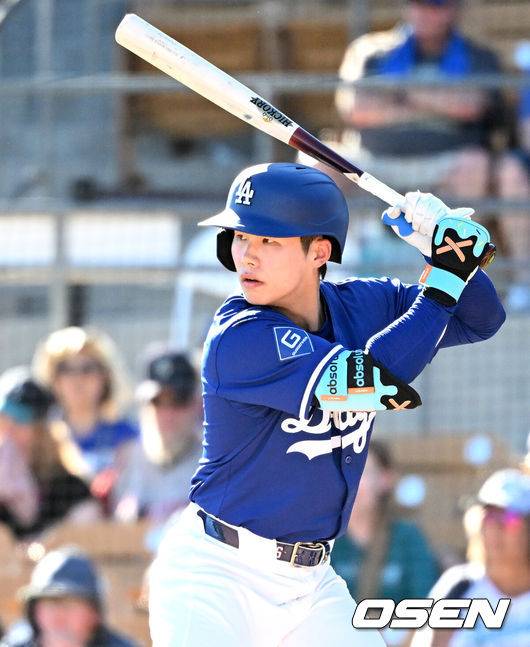 [OSEN=애리조나(미국), 이대선 기자] 26일(한국시간) 미국 애리조나주 글렌데일 캐멀백 랜치에서 2025 메이저리그 시범경기 LA 다저스와 시애틀 매리너스의 경기가 열렸다.김혜성은 다저스와 최대 3+2년 2200만 달러(약 320억원) 계약에 합의하며 메이저리그 진출에 성공했다.9회말 1사 1,2루에서 LA 다저스 김혜성이 타격을 준비하고 있다. 2025.02.26 / sunday@osen.co.kr