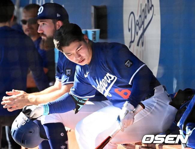 [OSEN=애리조나(미국), 이대선 기자] 26일(한국시간) 미국 애리조나주 글렌데일 캐멀백 랜치에서 2025 메이저리그 시범경기 LA 다저스와 시애틀 매리너스의 경기가 열렸다.김혜성은 다저스와 최대 3+2년 2200만 달러(약 320억원) 계약에 합의하며 메이저리그 진출에 성공했다.7회말 무사 2루에서 LA 다저스 김혜성이 삼진으로 물러나며 더그아웃에서 장비를 정리하고 있다. 2025.02.26 / sunday@osen.co.kr