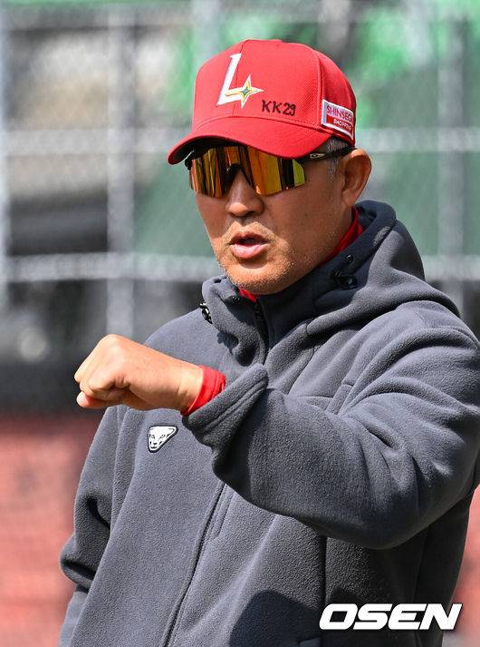 [OSEN=인천, 민경훈 기자] 28일 인천 SSG랜더스필드에서 ‘2026 신한 SOL KBO리그’ SSG 랜더스와 KIA 타이거즈의 개막전이 열릴 예정인 가운데 경기 전 그라운드 훈련이 진행됐다.이날 경기에서 SSG은 화이트를, KIA는 네일을 선발로 내세운다.SSG 이숭용 감독이 그라운드 위에서 선수들의 훈련을 지켜보며 포즈를 취하고 있다. 2026.03.28&nbsp;/ rumi@osen.co.kr