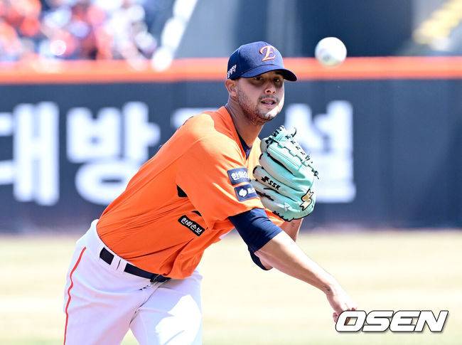 [OSEN=대전, 최규한 기자] 28일 대전 한화생명볼파크에서 ‘2026 신한 SOL KBO리그’ 개막전 한화 이글스와 키움 히어로즈의 맞대결이 열렸다.홈팀 한화는 윌켈 에르난데스, 방문팀 키움은 라울 알칸타라를 선발로 내세운다. 한화 선발 윌켈 에르난데스가 힘차게 공을 뿌리고 있다. 2025.03.28 / dreamer@osen.co.kr