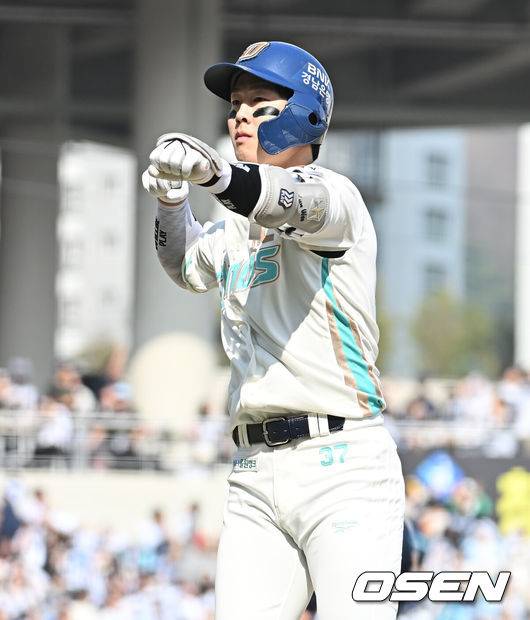 [OSEN=창원, 이석우 기자] 28일 창원NC파크에서 2026 신한 SOL KBO 리그 NC 다이노스와 두산 베어스의 경기가 열렸다. 홈팀 NC는 구창모가, 방문팀 두산은 플렉센이 선발 출전했다. NC 다이노스 박건우가 3회말 1사 1,2루 좌월 3점 홈런을 치고 세리머니를 하고 있다. 2026.03.28 / foto0307@osen.co.kr