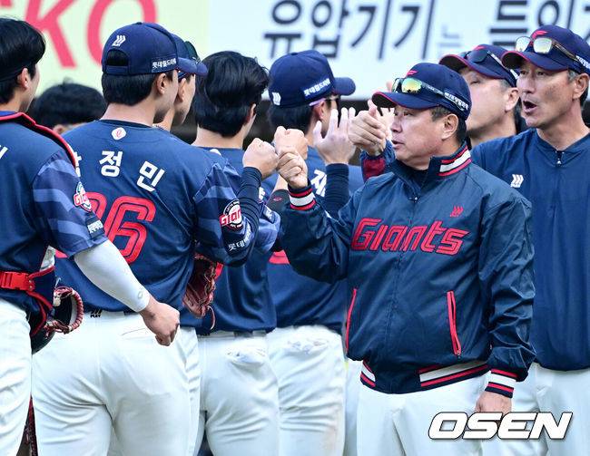 [OSEN=대구, 조은정 기자]시범경기 1위를 차지한 프로야구 롯데 자이언츠가 정규 시즌 개막전을 승리로 장식하며 기분좋게 출발했다.롯데는 28일 대구삼성라이온즈파크에서 열린 삼성 라이온즈와의 원정 경기에서 6-3으로 이겼다.&nbsp;롯데 김태형 감독이 박정민과 승리를 기뻐하고 있다.  2026.03.28 /cej@osen.co.kr