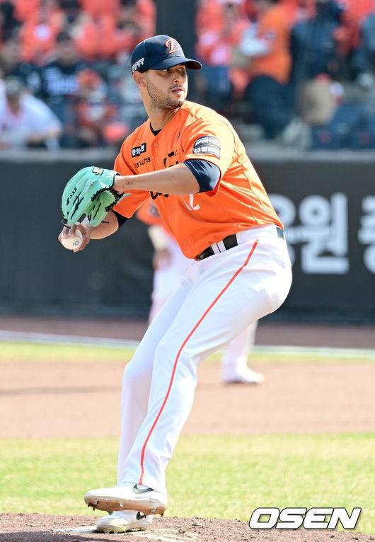 [OSEN=대전, 최규한 기자] 28일 대전 한화생명볼파크에서 ‘2026 신한 SOL KBO리그’ 개막전 한화 이글스와 키움 히어로즈의 맞대결이 열렸다.홈팀 한화는 윌켈 에르난데스, 방문팀 키움은 라울 알칸타라를 선발로 내세웠다. 4회초 한화 선발 윌켈 에르난데스가 힘차게 공을 뿌리고 있다. 2025.03.28 / dreamer@osen.co.kr