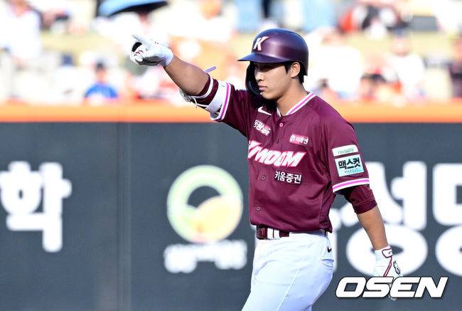 [OSEN=대전, 최규한 기자] 28일 대전 한화생명볼파크에서 ‘2026 신한 SOL KBO리그’ 개막전 한화 이글스와 키움 히어로즈의 맞대결이 열렸다.홈팀 한화는 윌켈 에르난데스, 방문팀 키움은 라울 알칸타라를 선발로 내세웠다. 8회말 2사 만루 상황 키움 이주형이 달아나는 2타점 2루타를 날리고 2루에 안착해 기뻐하고 있다. 2025.03.28 / dreamer@osen.co.kr